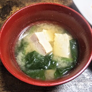 ほうれん草と豆腐のお味噌汁にしました。